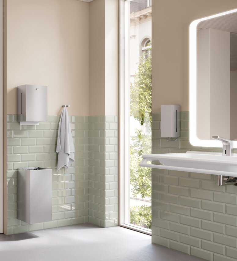 HEWI System 900 stainless steel Bathroom with washing area and WC